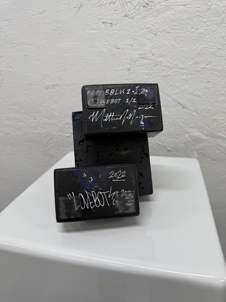 BBLK1-22 - 1ft Concrete Lovebot Sculpture